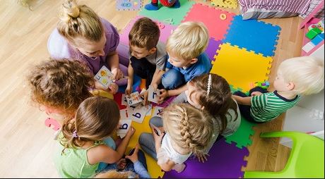 بهترین فردی که میتواند از کودک شما نگهداری کند چه کسی است؟